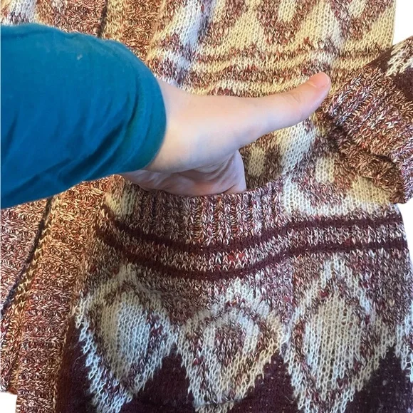 Pink Republic Red and white Aztec boho print sweater - Picture 4 of 6